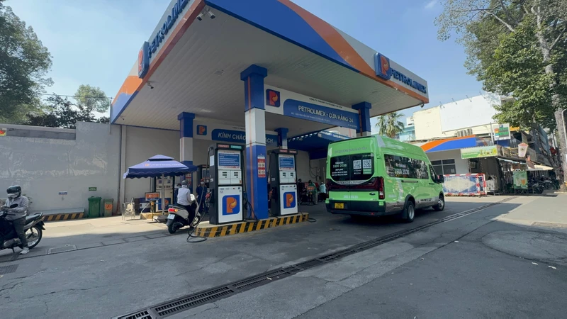 Quản lý thị trường TPHCM: Những cây xăng bán nhỏ giọt và găm hàng đã bị xử lý