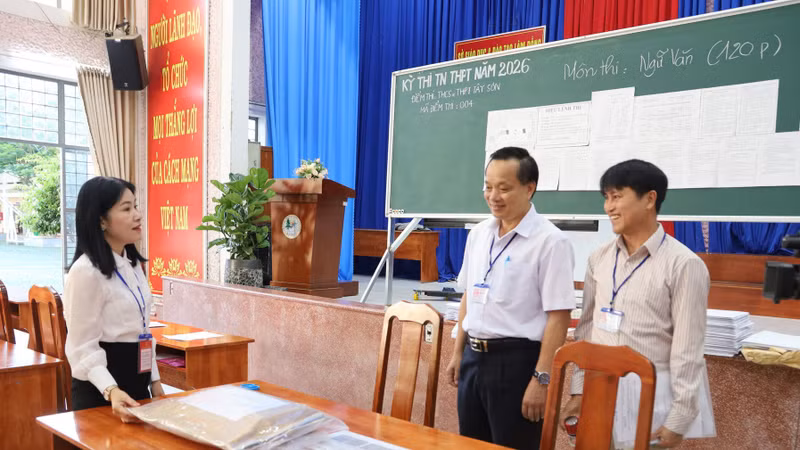 Giám đốc Sở GD&ĐT Lâm Đồng trực tiếp kiểm tra các điểm thi tốt nghiệp THPT.