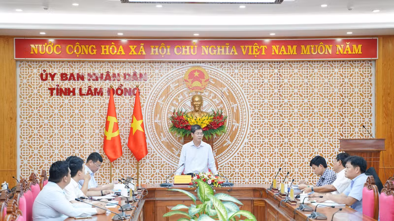 Tại buổi làm việc chiều 11/6, lãnh đạo UBND tỉnh Lâm Đồng yêu cầu siết chặt công tác thẩm định dòng vốn và hồ sơ quy hoạch đối với các dự án nhà ở mới.