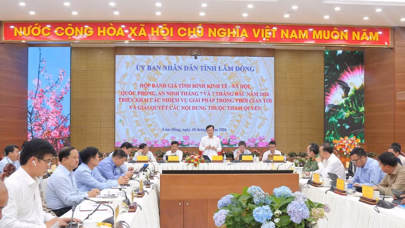 Tại cuộc họp trực tuyến tháng 7/2026, Lâm Đồng khẳng định kiên quyết thay thế cán bộ yếu kém, đẩy mạnh giải ngân vốn đầu tư công và tháo gỡ vướng mắc dự án.