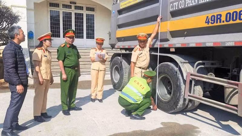 Lực lượng CSGT Công an Lâm Đồng kiểm tra, đo kích thước thành thùng xe ô tô tải tại doanh nghiệp.
