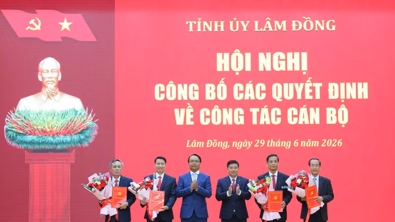 Đồng chí Y Thanh Hà Niê Kđăm, Ủy viên Ban Chấp hành Trung ương Đảng, Bí thư Tỉnh ủy, Trưởng Đoàn đại biểu Quốc hội khóa XVI cùng đồng chí Đặng Hồng Sỹ, Phó Bí thư Thường trực Tỉnh ủy trao Quyết định và tặng hoa chúc mừng cho các đồng chí được điều động, bổ nhiệm.