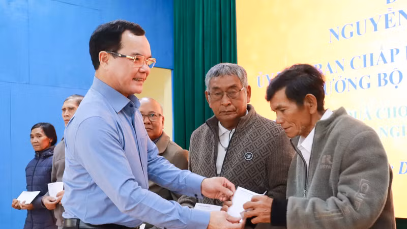 Bộ trưởng Bộ Dân tộc và Tôn giáo Nguyễn Đình Khang trao quà cho hộ dân tộc thiểu số có hoàn cảnh khó khăn trên địa bàn xã Lạc Dương.