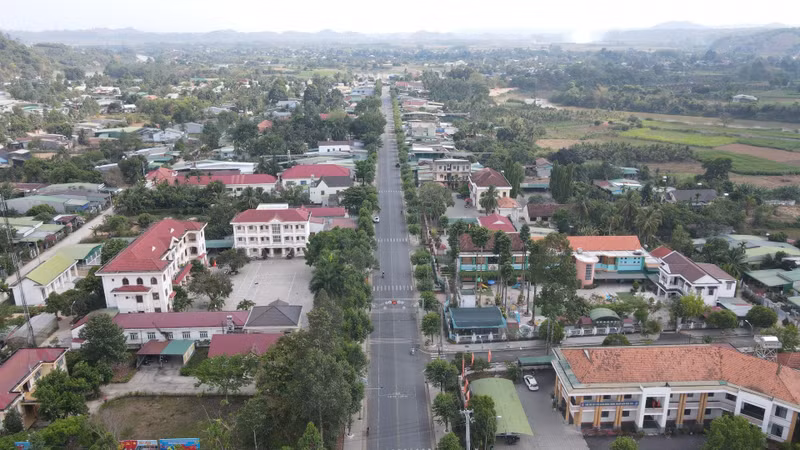 Xã Cát Tiên được hình thành từ việc sắp xếp toàn bộ diện tích tự nhiên, quy mô dân số của thị trấn Cát Tiên, xã Nam Ninh và xã Quảng Ngãi.