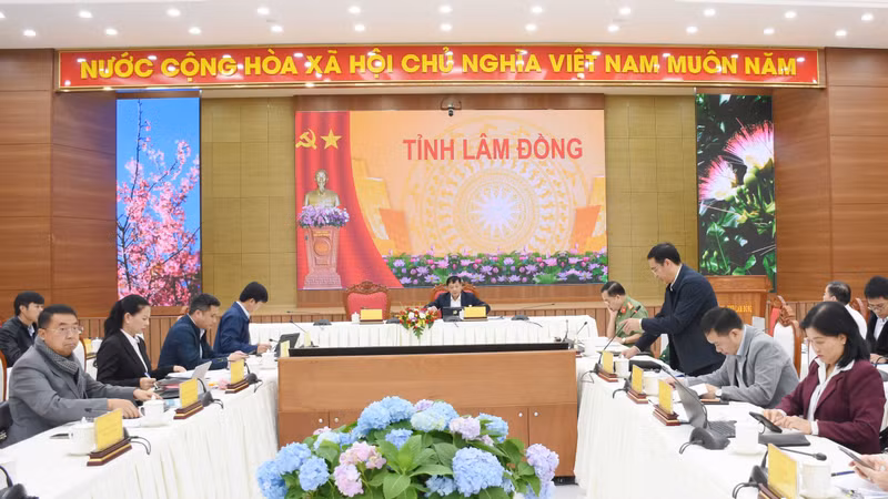 Tại hội nghị Ban Chỉ đạo sáng 16/7, Phó Chủ tịch Lê Trọng Yên nhấn mạnh sẽ kiên quyết xử lý và điều chuyển vốn đối với các địa phương triển khai chậm tiến độ.