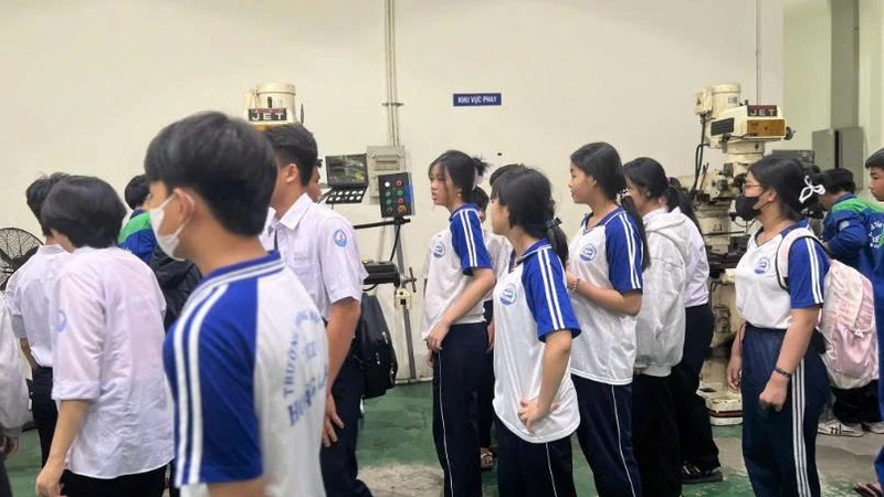 Chỉ định thầu ở Trường Trung cấp Công nghệ Bến Tre: Mức tiết kiệm 5% có là ngẫu nhiên? 