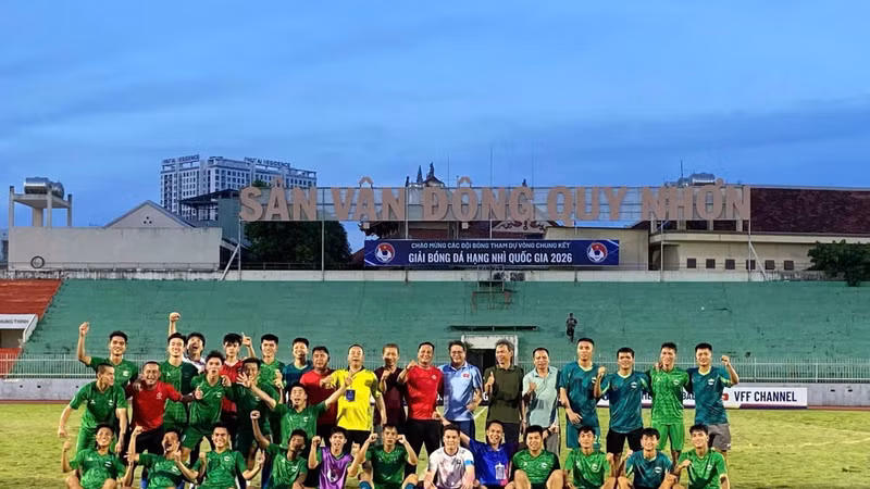 Lâm Đồng thăng hạng Nhất sau 14 năm chờ đợi nhờ loạt luân lưu rực lửa.