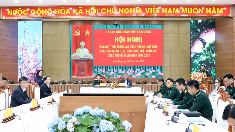 Tại hội nghị trực tuyến nối tới 124 điểm cầu sáng 28/7, Lâm Đồng đã kiến nghị hoàn thiện các quy định pháp luật quốc phòng phù hợp mô hình chính quyền 2 cấp.