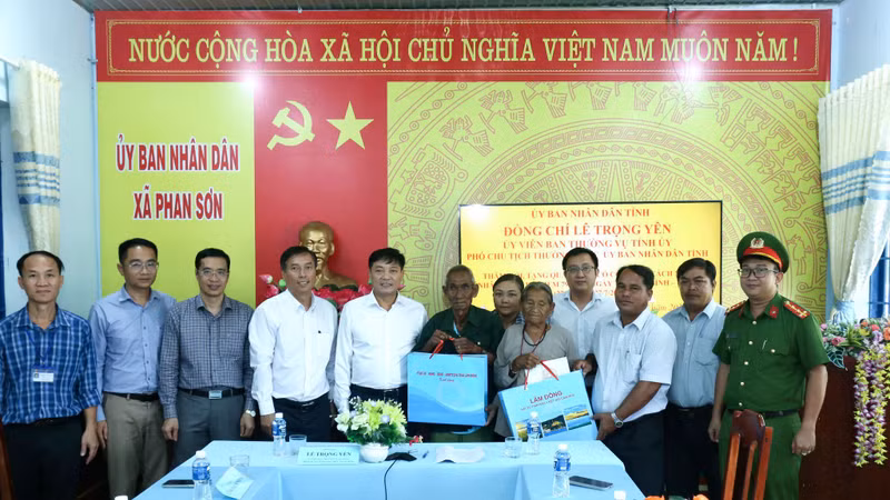 Lãnh đạo tỉnh Lâm Đồng tặng quà cho các gia đình có công với cách mạng tại xã Phan Sơn.