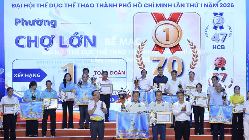 Lãnh đạo TP HCM trao thưởng cho đơn vị phường Chợ Lớn.
