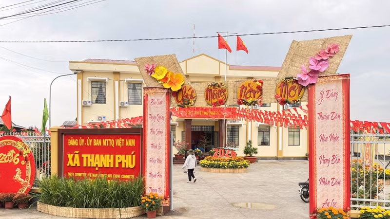 Xã Thạnh Phú mới được hình thành từ việc sắp xếp toàn bộ diện tích tự nhiên, quy mô dân số của xã Phú Cường và xã Thạnh Lộc (huyện Cai Lậy, tỉnh Tiền Giang cũ).