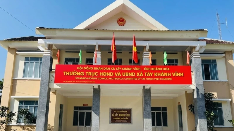 Xã Tây Khánh Vĩnh thuộc khu vực miền núi Khánh Vĩnh, nằm về phía Tây của tỉnh Khánh Hòa.