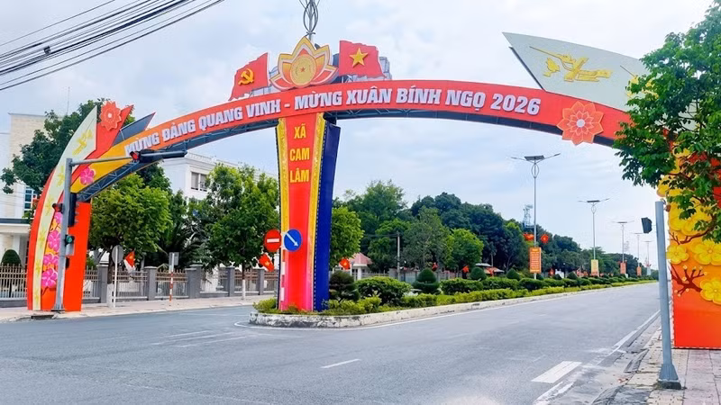 Xã Cam Lâm được hình thành từ việc sắp xếp toàn bộ diện tích tự nhiên, quy mô dân số của thị trấn Cam Đức, các xã Cam Hải Đông, Cam Hải Tây, Cam Thành Bắc và một phần diện tích, quy mô dân số của các xã Cam Hiệp Bắc, Cam Hiệp Nam, Cam Hòa, Cam Tân, Cam An Bắc, Cam An Nam, Suối Tân thành cũ.