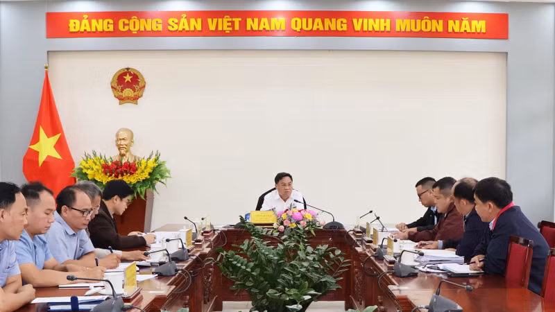 Chủ trì cuộc họp sáng 8/7, Phó Chủ tịch Võ Ngọc Hiệp yêu cầu ba Ban Quản lý dự án khu vực phải quyết tâm hoàn thành vượt mức chỉ tiêu đầu tư công được giao.