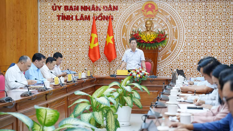 Tại cuộc họp chiều 20/7, Phó Chủ tịch UBND tỉnh Nguyễn Hồng Hải yêu cầu ngành xây dựng tập trung số hóa dữ liệu chuyên ngành và quản lý đô thị thông minh mới.