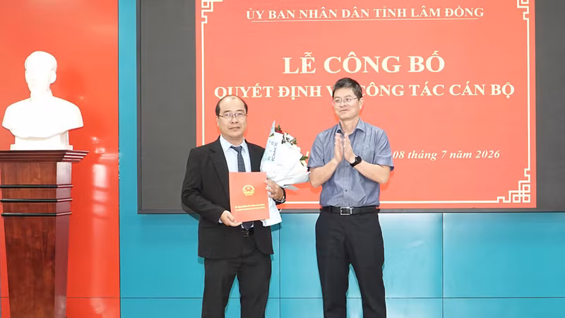 Ông Cao Sơn Dũng nhận quyết định giao Quyền Giám đốc Sở Xây dựng Lâm Đồng.