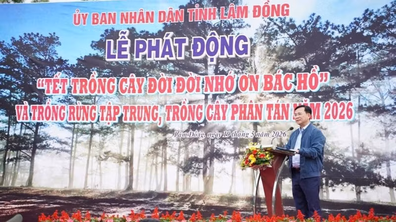 Chủ tịch UBND tỉnh Lâm Đồng Hồ Văn Mười phát động lễ trồng cây.