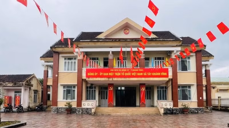 Sắp xếp toàn bộ diện tích tự nhiên, quy mô dân số của các xã Giang Ly, Khánh Thượng và Khánh Nam thành xã mới có tên gọi là xã Tây Khánh Vĩnh.