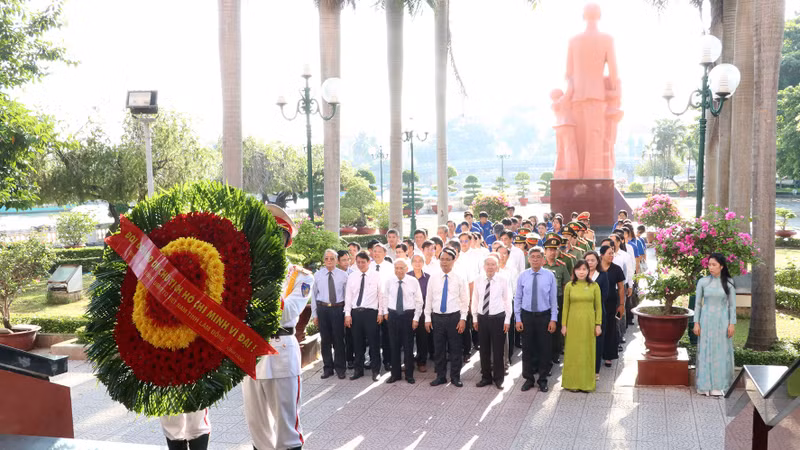 Sáng 23/7, lãnh đạo tỉnh Lâm Đồng đã viếng Nghĩa trang Liệt sĩ Bình Thuận và Bảo tàng Hồ Chí Minh, quyết tâm thực hiện hiệu quả Chiến dịch quy tập hài cốt.