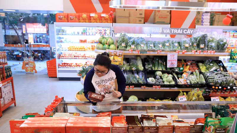 Mở siêu thị nhỏ trong chợ truyền thống lớn, giảm giá hàng Việt vào cuối tuần