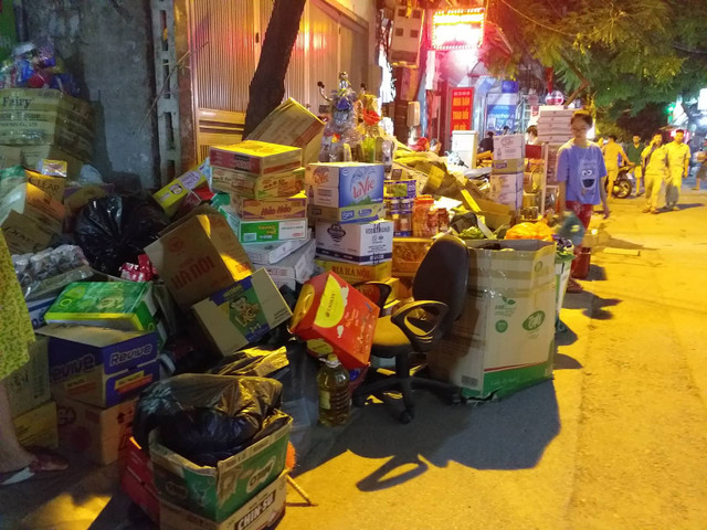Lửa bốc cháy dữ dội tại công ty phích nước Rạng Đông hơn 3 giờ vẫn chưa tắt - Hình 6 Lua boc chay du doi tai cong ty phich nuoc Rang Dong hon 3 gio van chua tat-Hinh-6