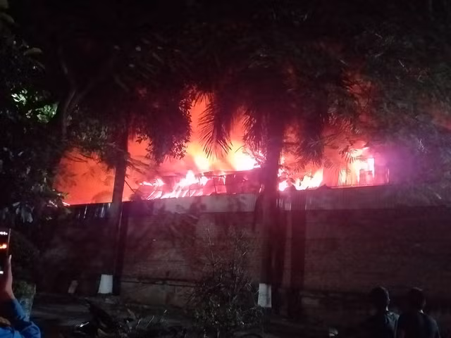 Lua boc chay du doi tai cong ty phich nuoc Rang Dong hon 3 gio van chua tat-Hinh-4