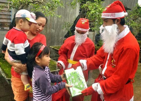 Dịch vụ cho thuê ông già Noel tặng quà Giáng sinh sắp vào mùa bội thu Dich vu cho thue ong gia Noel tang qua Giang sinh sap vao mua boi thu