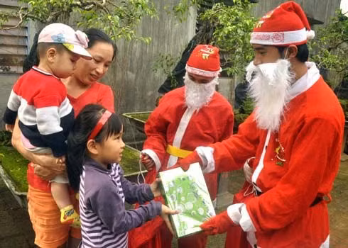 Dich vu cho thue ong gia Noel tang qua Giang sinh sap vao mua boi thu