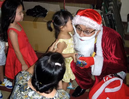 Dich vu cho thue ong gia Noel tang qua Giang sinh sap vao mua boi thu-Hinh-2