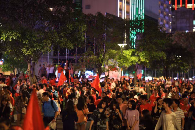 Hang ngan co dong vien Sai Gon di 'bao' sau chien thang lich su cua U22 Viet Nam-Hinh-12