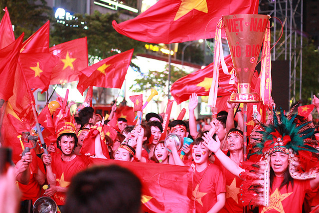 Hang ngan co dong vien Sai Gon di 'bao' sau chien thang lich su cua U22 Viet Nam-Hinh-10