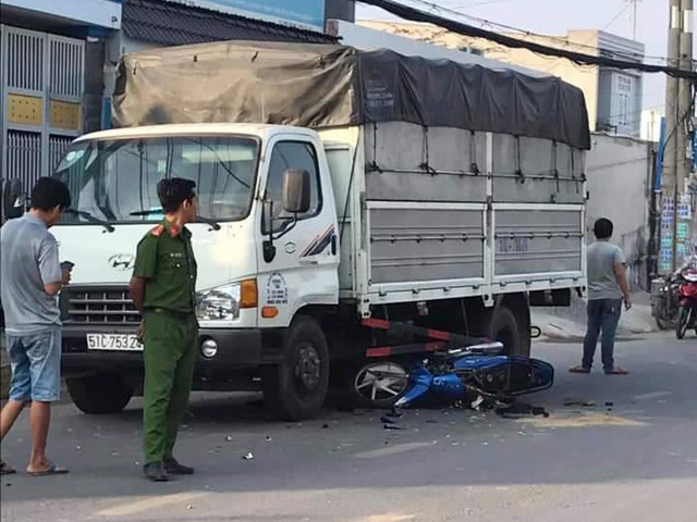 Người đàn ông gãy 8 xương sườn, dập gan vì bị 2 tên cướp giật điện thoại Nguoi dan ong gay 8 xuong suon, dap gan vi bi 2 ten cuop giat dien thoai