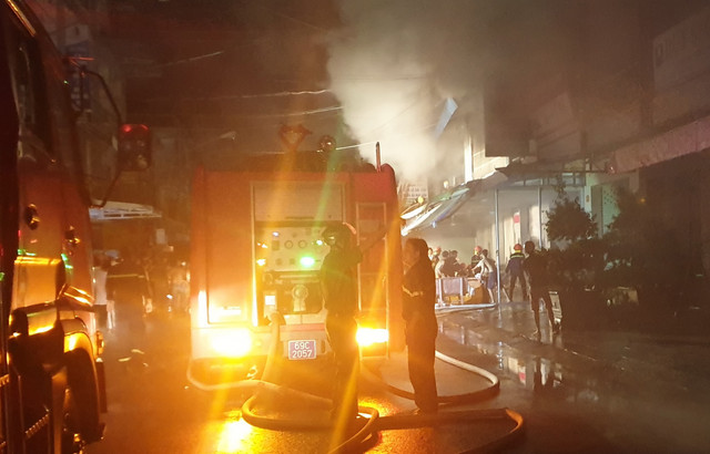 Người phụ nữ bị xuất huyết não khi nhảy khỏi căn nhà cháy - Hình 2 Nguoi phu nu bi xuat huyet nao khi nhay khoi can nha chay-Hinh-2