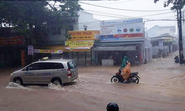 Phú Quốc có nơi ngập sâu 1m, hơn 1.500 người giúp dân chống ngập lịch sử - Hình 2 Phu Quoc co noi ngap sau 1m, hon 1.500 nguoi giup dan chong ngap lich su-Hinh-2