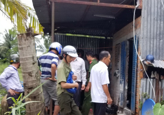 Đoàn cưỡng chế ở Cà Mau bị chủ nhà tạt xăng rồi phóng hỏa đốt Doan cuong che o Ca Mau bi chu nha tat xang roi phong hoa dot