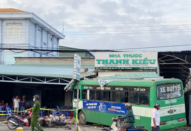 Xe buýt lao vào nhà thuốc lúc rạng sáng - Hình 2 Xe buyt lao vao nha thuoc luc rang sang-Hinh-2