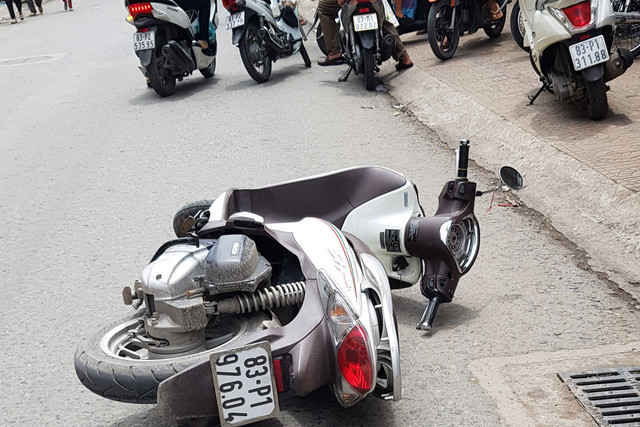 Nhiều ma túy đá trong người thanh niên bị cảnh sát ép xe ngã ngoài đường - Hình 2 Nhieu ma tuy da trong nguoi thanh nien bi canh sat ep xe nga ngoai duong-Hinh-2