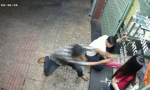 Ten cuop manh dong giat tui xach ngay truoc cua nha