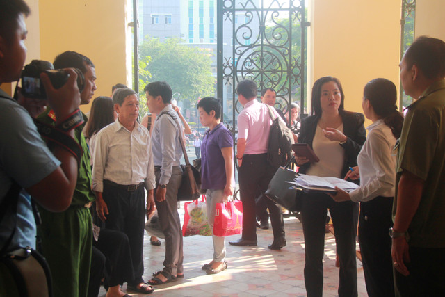 Xét xử vụ Pharma: Bị cáo Nguyễn Minh Hùng xanh xao tới toà - Hình 4 Xet xu vu Pharma: Bi cao Nguyen Minh Hung xanh xao toi toa-Hinh-4