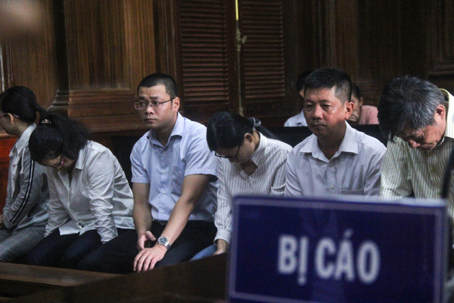 Xét xử vụ Pharma: Bị cáo Nguyễn Minh Hùng xanh xao tới toà - Hình 7 Xet xu vu Pharma: Bi cao Nguyen Minh Hung xanh xao toi toa-Hinh-7