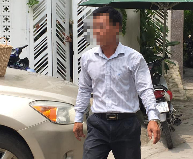 Bị tố 'bắt cóc' trẻ em, Phó Chánh án quận 4 nói chỉ 'ôm giùm một cháu bé' - Hình 2 Bi to 'bat coc' tre em, Pho Chanh an quan 4 noi chi 'om gium mot chau be'-Hinh-2