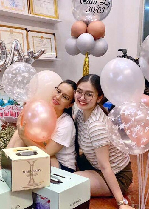 Vợ chồng Cẩm Ly yêu thương, dìu dắt Thiện Nhân ra sao? Vo chong Cam Ly yeu thuong, diu dat Thien Nhan ra sao?