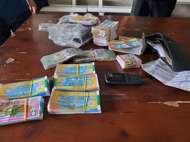 Đồng Nai: Đã bắt được đối tượng lừa 800 tờ vé số của người khuyết tật - Hình 2 Dong Nai: Da bat duoc doi tuong lua 800 to ve so cua nguoi khuyet tat-Hinh-2