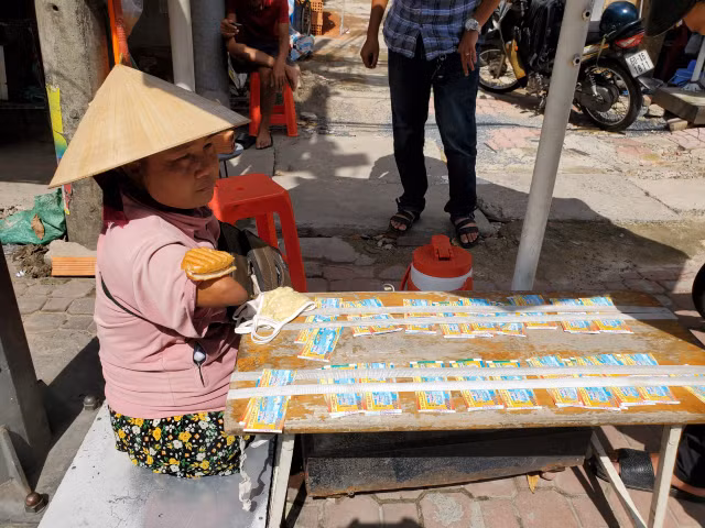 Đồng Nai: Đã bắt được đối tượng lừa 800 tờ vé số của người khuyết tật - Hình 3 Dong Nai: Da bat duoc doi tuong lua 800 to ve so cua nguoi khuyet tat-Hinh-3