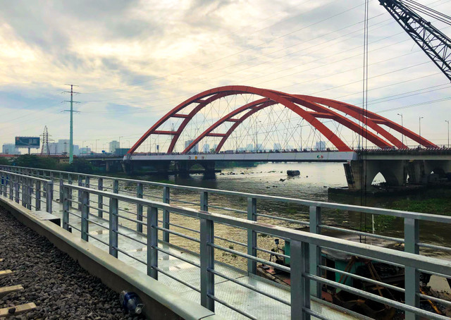 Cầu đường sắt Bình Lợi mới chính thức hoạt động sau 4 năm thi công - Hình 3 Cau duong sat Binh Loi moi chinh thuc hoat dong sau 4 nam thi cong-Hinh-3