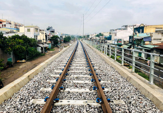 Cầu đường sắt Bình Lợi mới chính thức hoạt động sau 4 năm thi công - Hình 4 Cau duong sat Binh Loi moi chinh thuc hoat dong sau 4 nam thi cong-Hinh-4