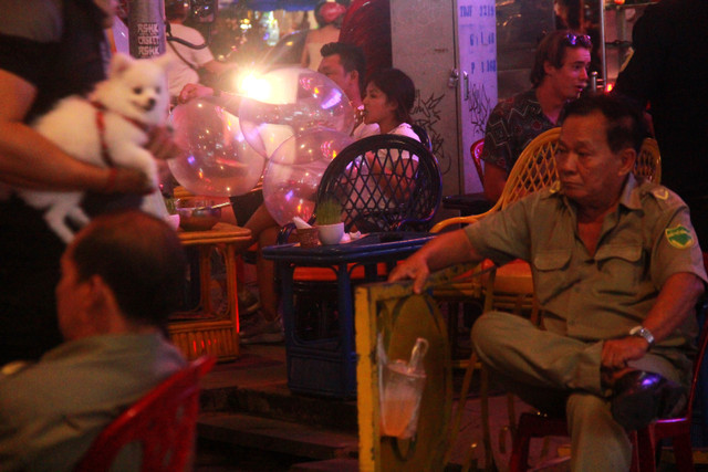 Can canh dan choi vo tu hut bong cuoi o pho Tay Bui Vien-Hinh-6