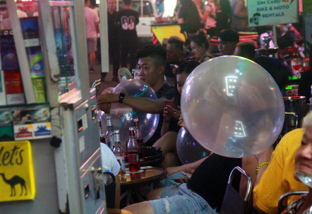 Can canh dan choi vo tu hut bong cuoi o pho Tay Bui Vien-Hinh-10