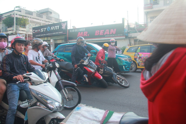 Doan duong Xo Viet Nghe Tinh sang ket chieu ket, xe cuu thuong bi bao vay tu phia-Hinh-7