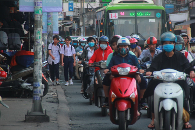 Doan duong Xo Viet Nghe Tinh sang ket chieu ket, xe cuu thuong bi bao vay tu phia-Hinh-8